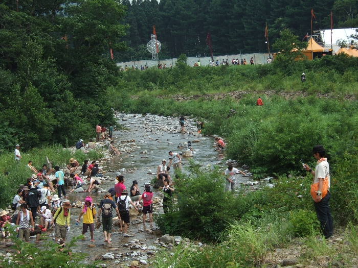 人数が増えたときの浅貝川。 
