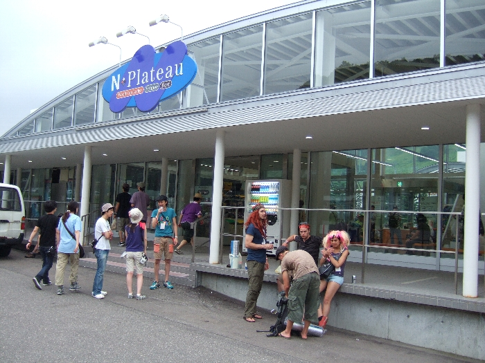 場外にあるコンビニエンスストア。 