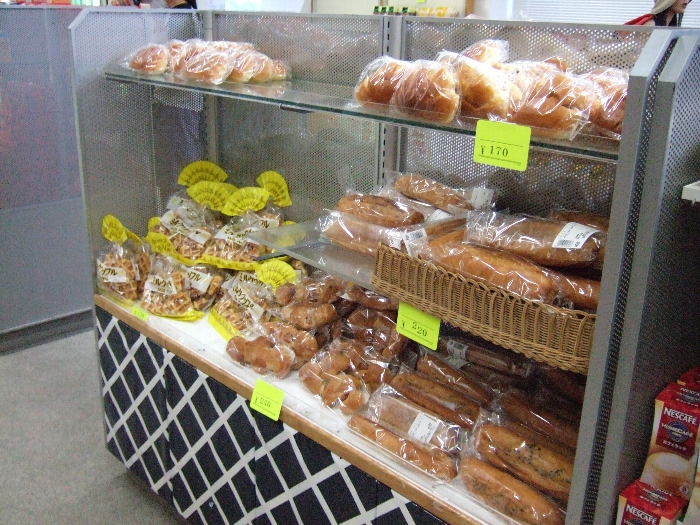 パンは200円前後。 