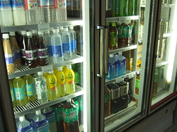 2リットルのペットボトル。夜は売り切れていることが多い。 