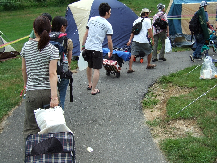 ゴルフ場なので軽自動車が通れるほどの舗装しかありません。 