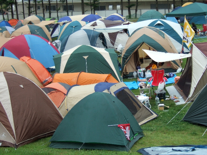 右側でキャンプサイトAの旗がはためいています。 
