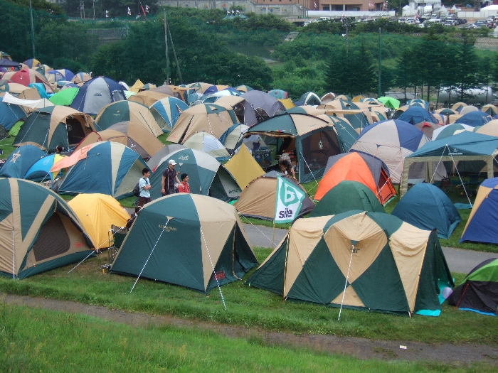 手前の道はキャンプサイトCへ登る坂です。 