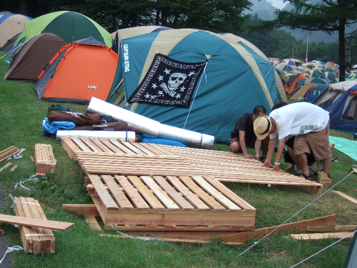 この上にテントを設営するんでしょうか。テントを建築しているのは初めて見ました。 