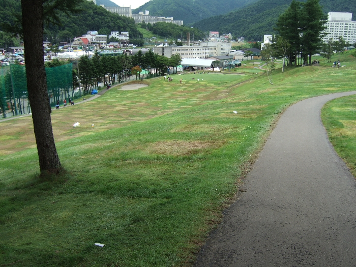 正午ごろ。ほとんどのテントが撤収。 