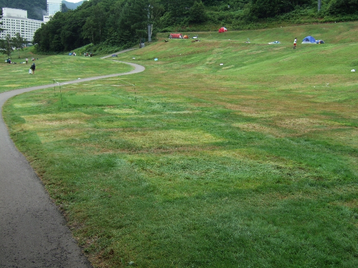 正午ごろ。わずかにテントが残っています。