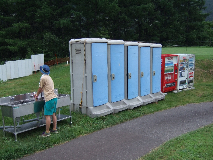 キャンプサイトDの長所はトイレ、洗面所が近いことです。 