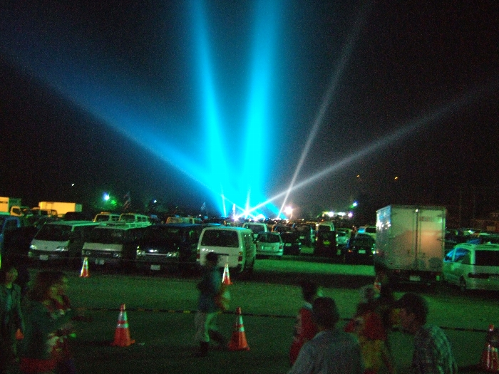 夜間のライトアップ。色が変わっていきます。 