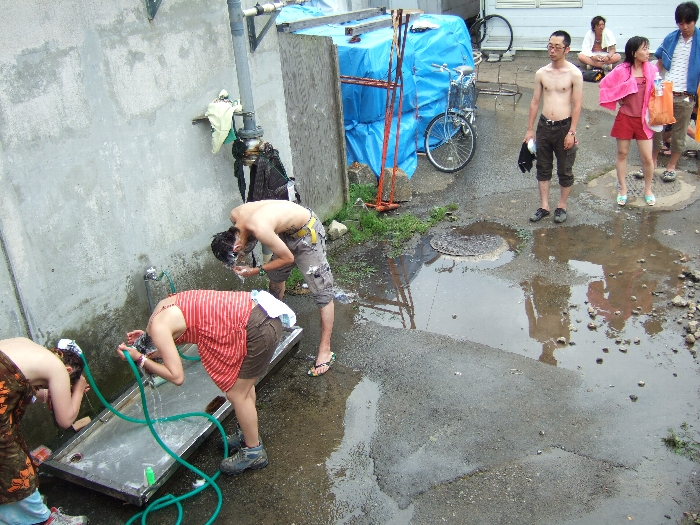 頭だけ洗いたい人がよく使う水道。女性もたまに使っています。 