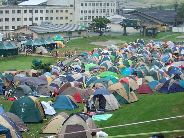 一般のエリア同様、平らな場所を確保するのは難しいようです。 