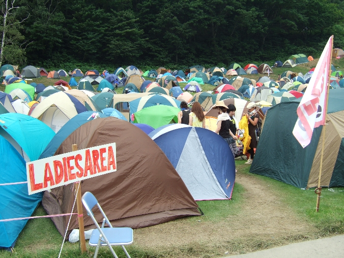 毎年キャンプサイトの入り口に設置される女性専用テントエリア。 