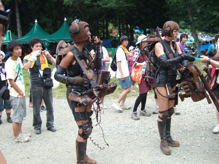 会場内のいたるところで遭遇するコスプレの人たち。 