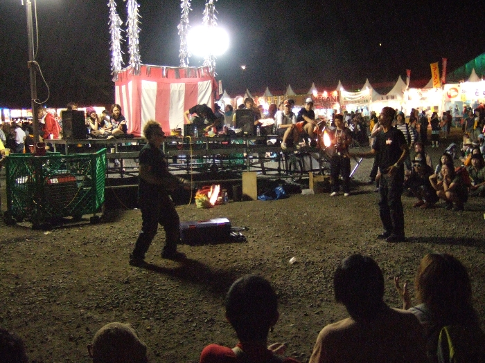 2人でジャグリングしながら火の受け渡し。 