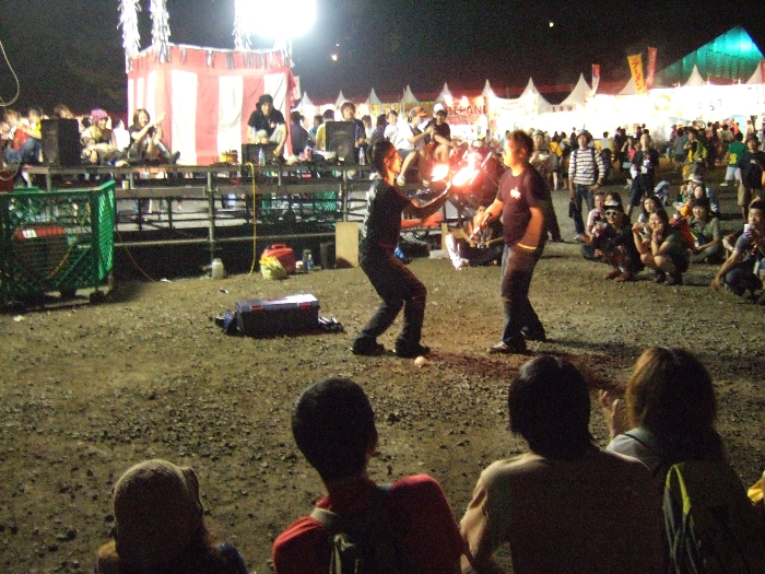 ジャグリングする人が途中で入れ替わります。 