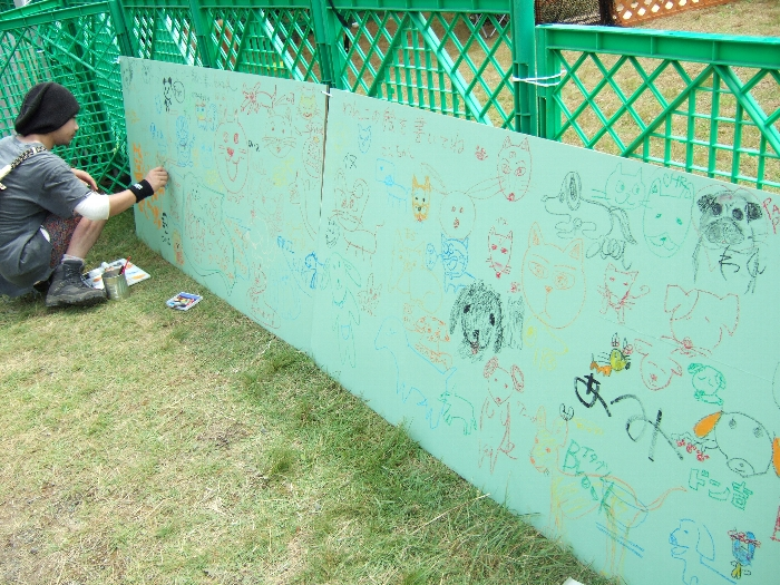 落書きできる板。犬の絵が多い。 