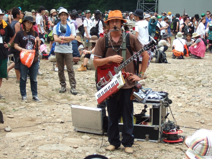 ギターにキーボードがついたところ。ところ天国。 