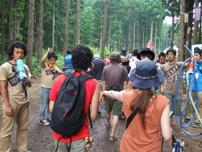 リストバンドをチェックする人とされる人。 