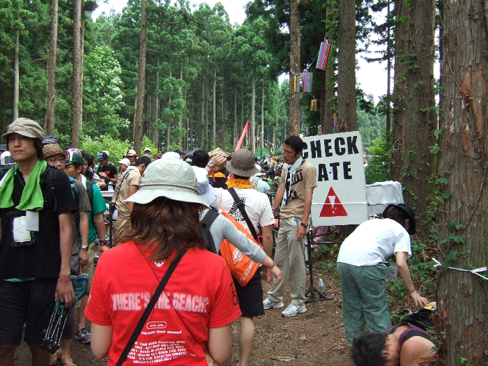 フィールド・オブ・ヘブンとオレンジコートの間は短い。その間にリストバンドのチェックがあります。 