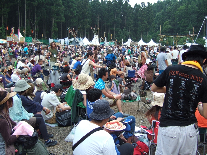 いすに座って見る人たちその2。 