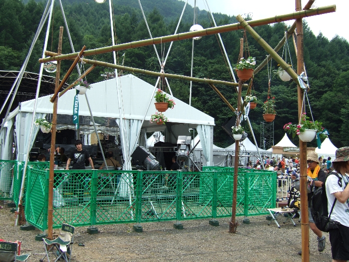 プランターをつり下げるというのは昨年まで無かったような気がします。 