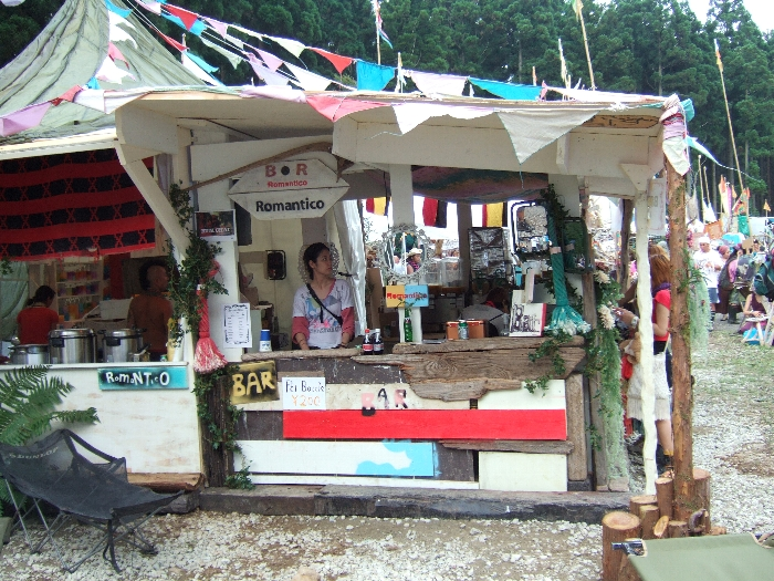 フィールド・オブ・ヘブンのステージの後方にある店。オレンジコート側。 