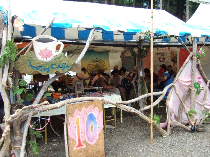 屋根付きのカフェテリア。 