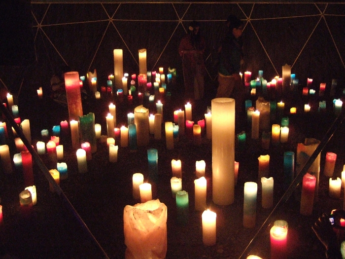 よく見えませんが、中を人が歩いています。 