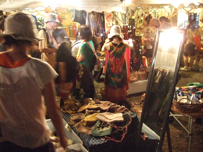 昼も夜も客は女性が多い。 