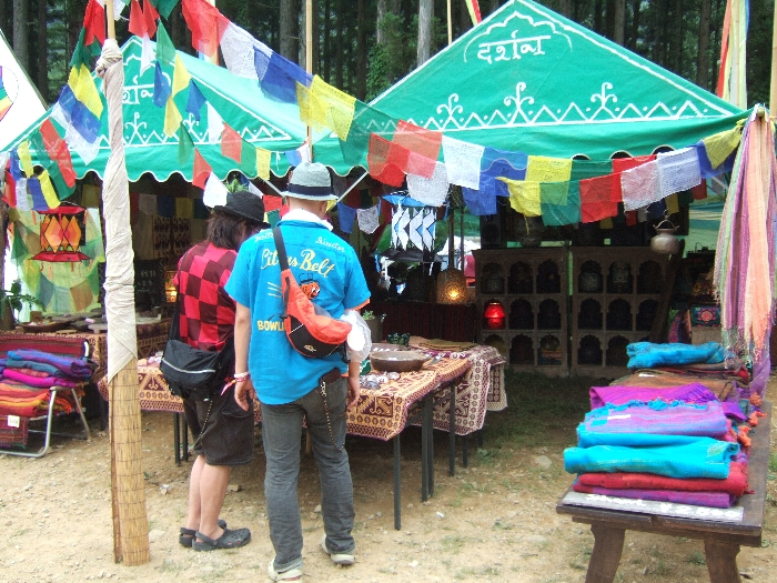 東南アジアのストール等を置く衣料品店。 