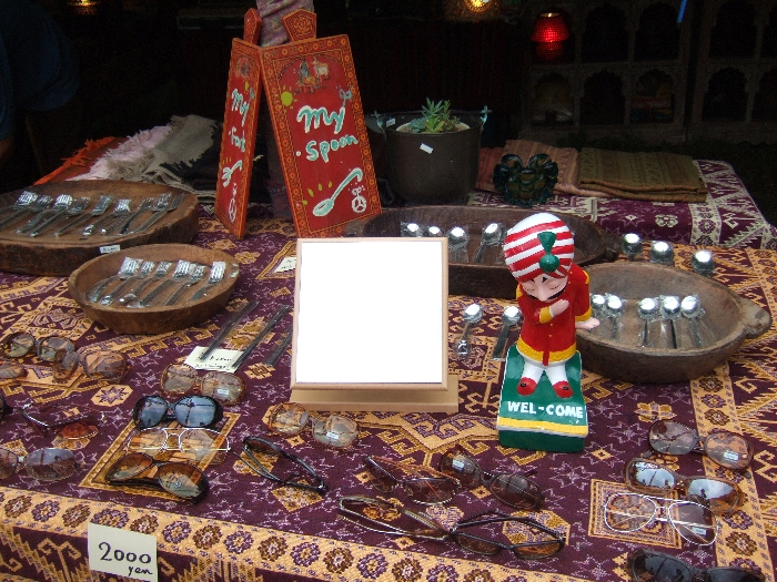 スプーン、フォークも販売。アラビア系にも見えます。 