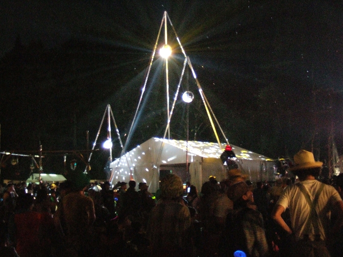 フィールド・オブ・ヘブンにはミラーボールがたくさんあります。 