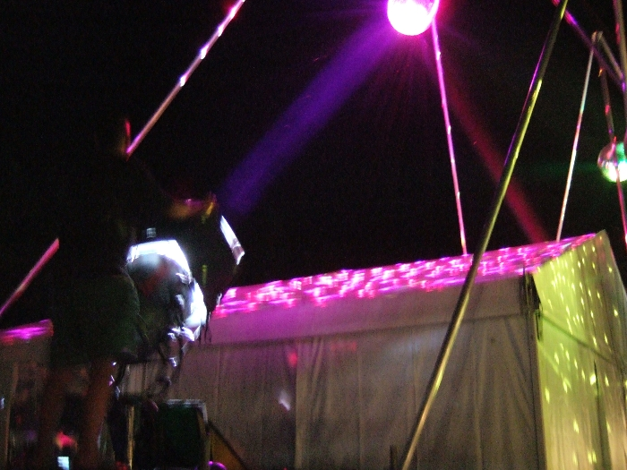 ミラーボールの色を変えていく人。人力です。