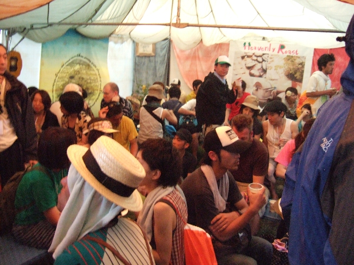 雨宿りの人で混むカフェ。 