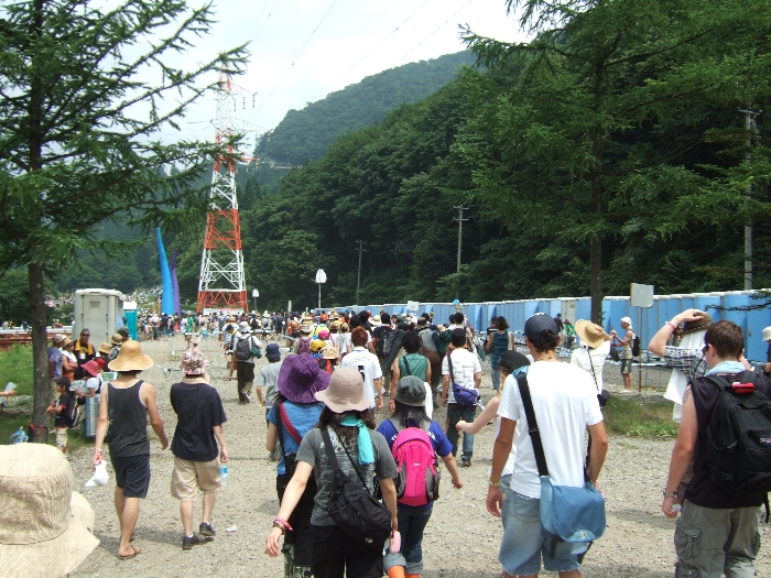 トイレの間を通過していく人たち。 