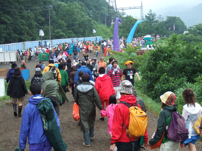 雨が降ったあとの入場ゲート・グリーンステージ間。 