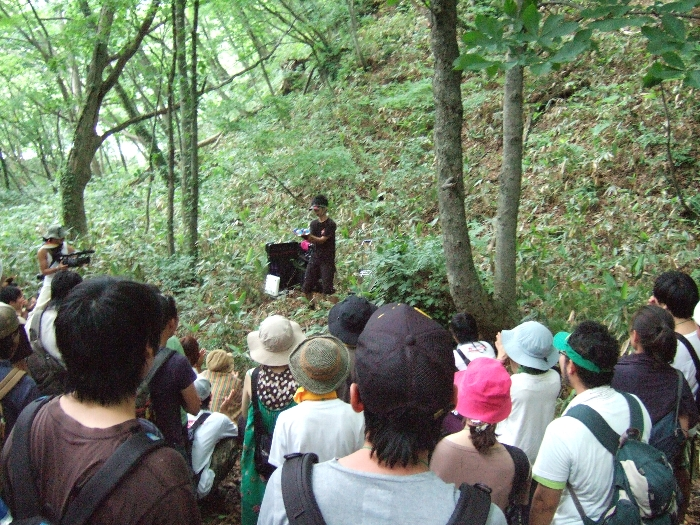 途中で大道芸をする人。毎年登場するわけではありません。 