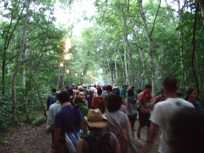 照明がつきました。午後6時半ごろ。 