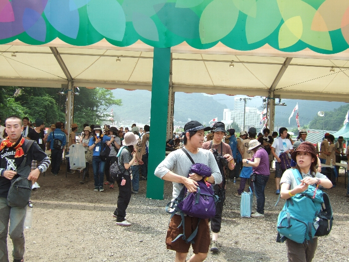 次々入場する人。 