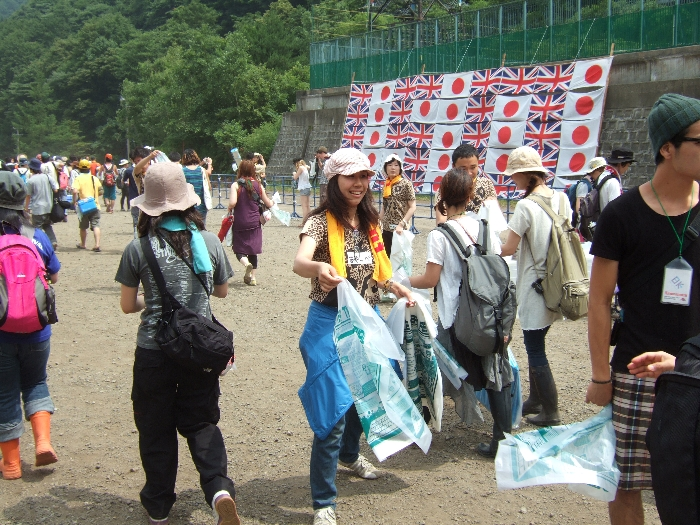 ごみ袋を配る人。もらっておいた方が無難です。
