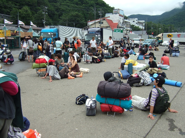 月曜日午前の場外駐車場付近。 