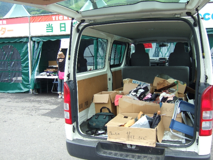 当日券売り場前に置かれた落とし物。 