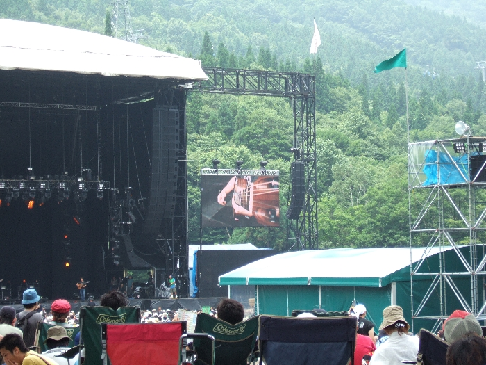 演奏しているのはロドリーゴ・イ・ガブリエーラ。 