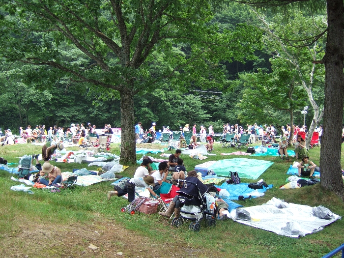 グリーンステージの後方。ステージを見るためというより、拠点の確保の意味が大きい。 