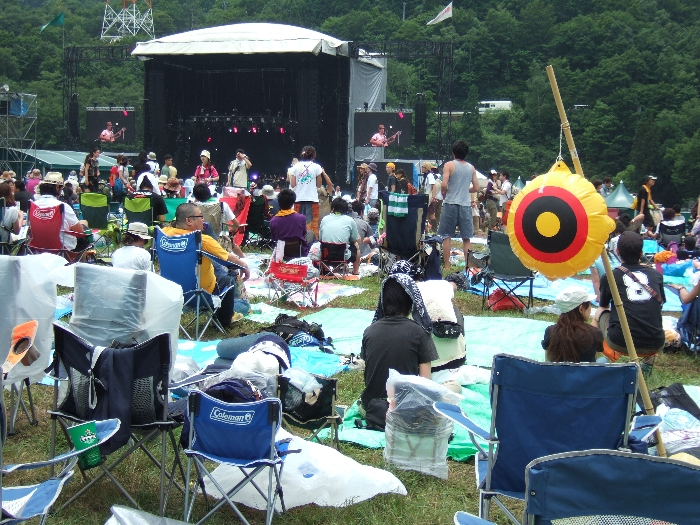 テント同様、いすにも目印が必要です。 