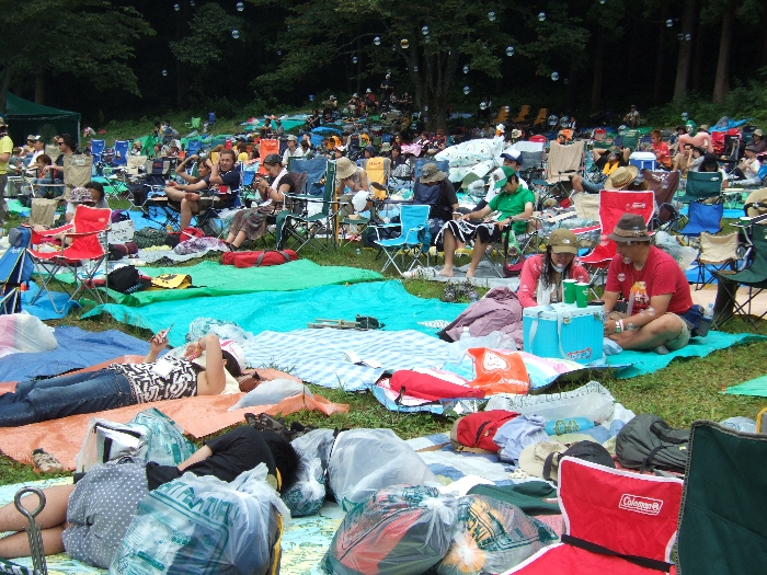 密集するレジャーシート。 