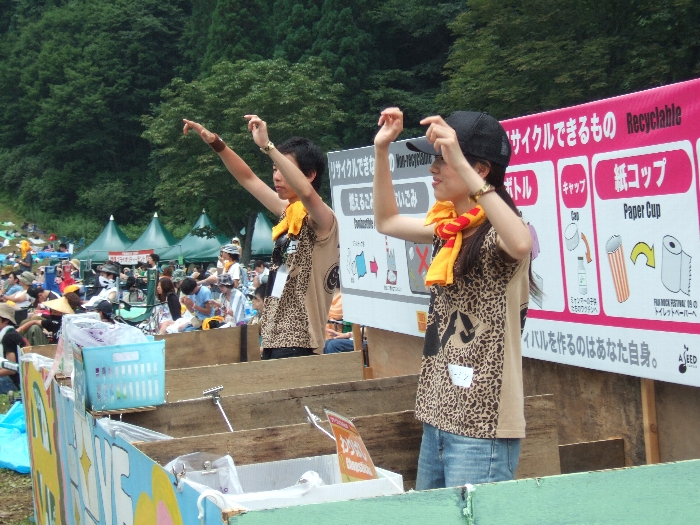 ボランティアの人も音楽に合わせて踊ります。 