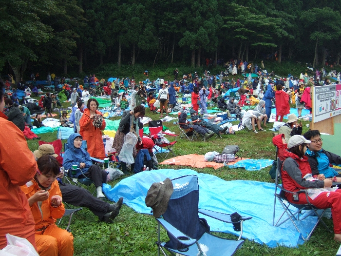 快適さを考えれば1万円以上の高機能レインコートが過ごしやすいでしょう。 