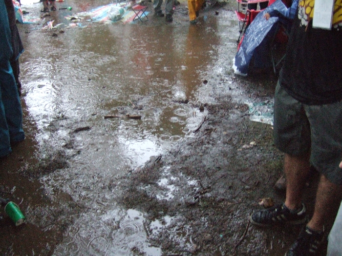 下を見て歩くのは困難なのであきらめましょう。 