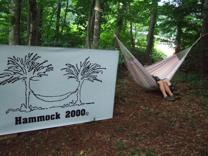 アバロンフィールドのNGOビレッジとオーガニックビレッジの間にある抜け道。ハンモックの店があります。 