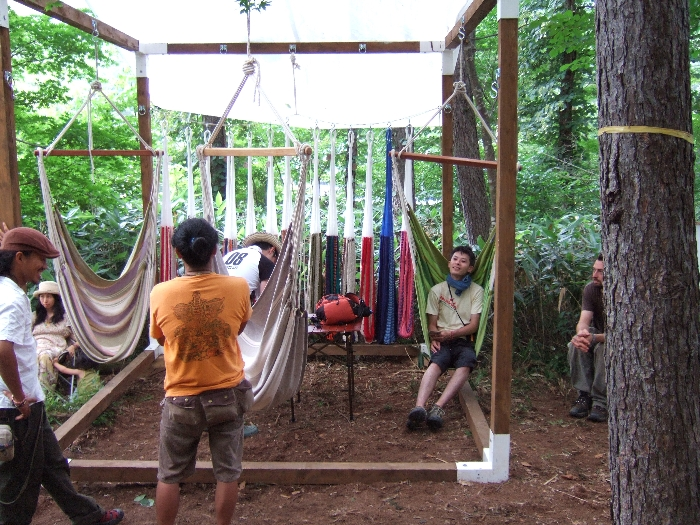 つり下げる場所と強度を確保しなければなりません。 